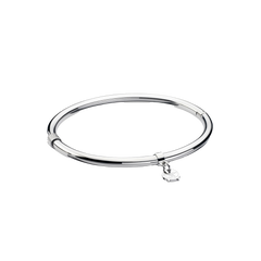 Uma pulseira de aço polido com um design circular elegante e um pequeno mecanismo de fecho integrado próximo à abertura. A pulseira é apresentada contra um fundo branco, destacando sua superfície brilhante e construção simples, mas sofisticada.