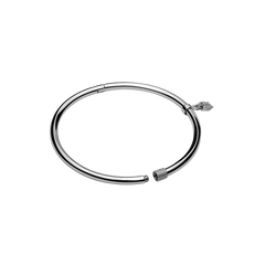 Uma pulseira circular de aço com acabamento metálico elegante. O design é simples, mas sofisticado, com um mecanismo de fecho para abrir e fechar. Nas extremidades da pulseira, há elementos decorativos que parecem ser tampas estilizadas, adicionando um toque estético à peça minimalista.