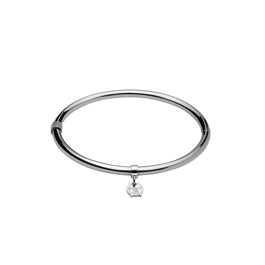 Uma pulseira de aço prateada com um design circular elegante. Na parte frontal, há uma pequena pedra preciosa clara montada em um suporte simples, presa à pulseira por um curto elo de corrente. O metal tem um acabamento polido que reflete a luz, conferindo-lhe uma aparência elegante e refinada