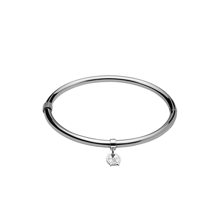 Uma pulseira de aço prateada com um design circular elegante. Na parte frontal, há uma pequena pedra preciosa clara montada em um suporte simples, presa à pulseira por um curto elo de corrente. O metal tem um acabamento polido que reflete a luz, conferindo-lhe uma aparência elegante e refinada