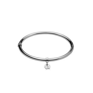 Uma pulseira de aço prateada com um design circular elegante. Na parte frontal, há uma pequena pedra preciosa clara montada em um suporte simples, presa à pulseira por um curto elo de corrente. O metal tem um acabamento polido que reflete a luz, conferindo-lhe uma aparência elegante e refinada