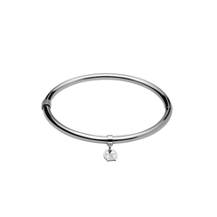 Uma pulseira de aço prateada com um design circular elegante. Na parte frontal, há uma pequena pedra preciosa clara montada em um suporte simples, presa à pulseira por um curto elo de corrente. O metal tem um acabamento polido que reflete a luz, conferindo-lhe uma aparência elegante e refinada