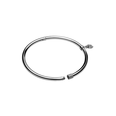 Uma pulseira circular de aço com acabamento metálico elegante. O design é simples, mas sofisticado, com um mecanismo de fecho para abrir e fechar. Nas extremidades da pulseira, há elementos decorativos que parecem ser tampas estilizadas, adicionando um toque estético à peça minimalista