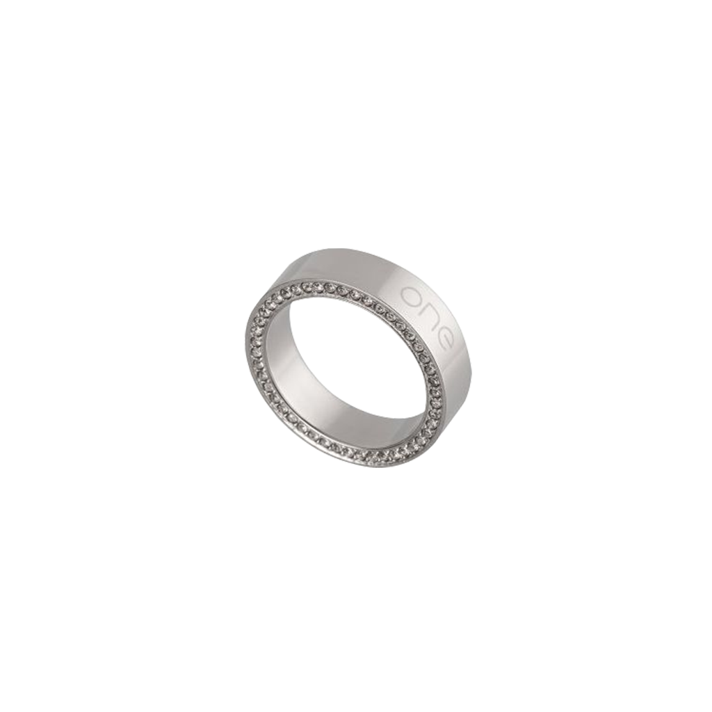 Anel de aço inoxidável com uma faixa de cristais de zircônia embutidos ao longo do centro. O anel tem um acabamento fosco e a palavra ‘ONE’ gravada na lateral em uma fonte sem serifa.