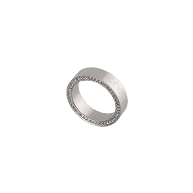 Anel de aço inoxidável com uma faixa de cristais de zircônia embutidos ao longo do centro. O anel tem um acabamento fosco e a palavra ‘ONE’ gravada na lateral em uma fonte sem serifa.