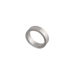 Anel de aço inoxidável com uma faixa de cristais de zircônia embutidos ao longo do centro. O anel tem um acabamento fosco e a palavra ‘ONE’ gravada na lateral em uma fonte sem serifa.