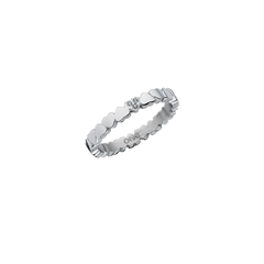 Um anel prateado com um design de borda recortada e um pequeno diamante central. O anel tem um acabamento polido e está exibido contra um fundo branco, destacando seus detalhes intrincados e superfície refletiva.