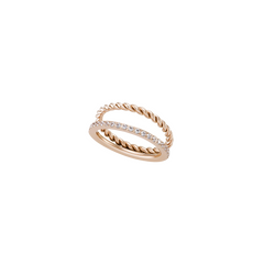 Imagem de um anel de ouro rosa apresentando um design de corda torcida na metade superior e uma fileira de pequenas pedras de zircônia claras dispostas em uma linha reta na metade inferior. 