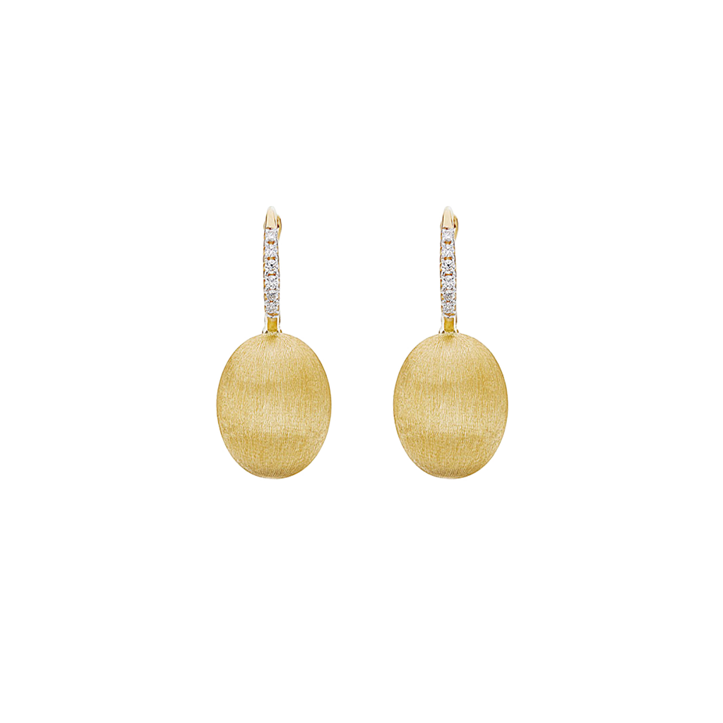 A imagem exibe um par de brincos de ouro e diamantes. Cada brinco apresenta uma barra vertical incrustada com pequenos diamantes de corte redondo, levando a um pingente oval de ouro com um acabamento texturizado e escovado. 