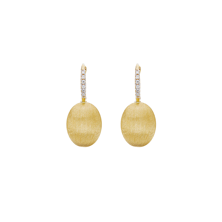 A imagem exibe um par de brincos de ouro e diamantes. Cada brinco apresenta uma barra vertical incrustada com pequenos diamantes de corte redondo, levando a um pingente oval de ouro com um acabamento texturizado e escovado. 