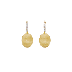 A imagem exibe um par de brincos de ouro e diamantes. Cada brinco apresenta uma barra vertical incrustada com pequenos diamantes de corte redondo, levando a um pingente oval de ouro com um acabamento texturizado e escovado. 