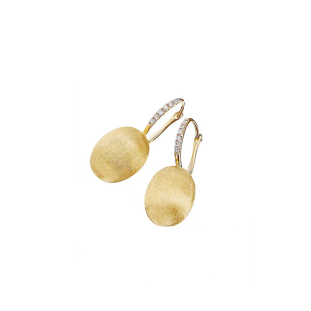 A imagem mostra um par de brincos de ouro e diamantes. Os brincos apresentam um design de alavanca com uma pequena argola incrustada com vários diamantes pequenos e redondos, levando a um pingente oval de ouro com um acabamento texturizado e escovado. 