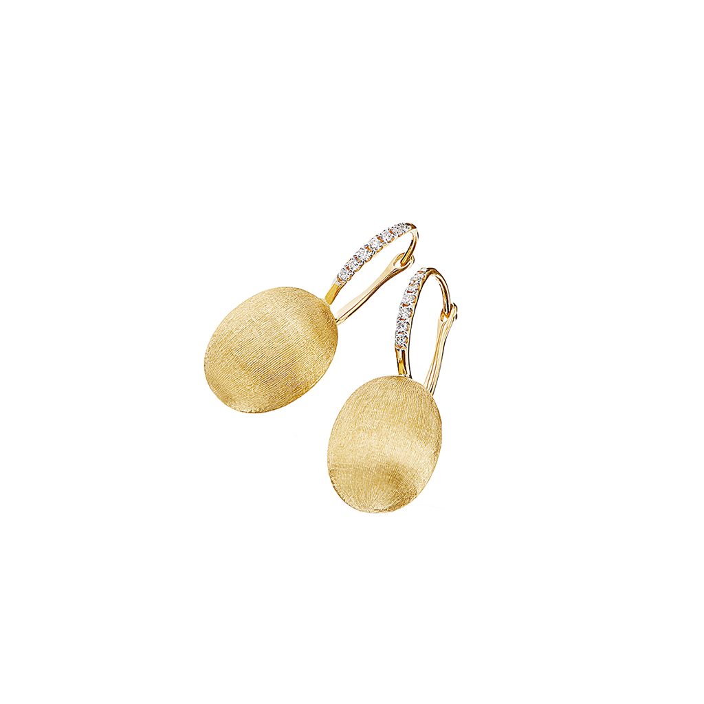 A imagem mostra um par de brincos de ouro e diamantes. Os brincos apresentam um design de alavanca com uma pequena argola incrustada com vários diamantes pequenos e redondos, levando a um pingente oval de ouro com um acabamento texturizado e escovado. 
