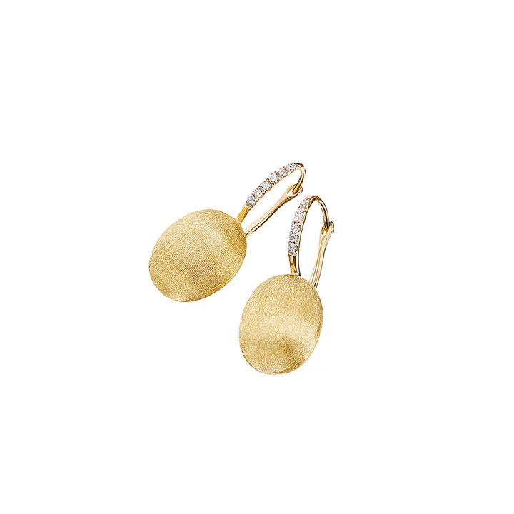 A imagem mostra um par de brincos de ouro e diamantes. Os brincos apresentam um design de alavanca com uma pequena argola incrustada com vários diamantes pequenos e redondos, levando a um pingente oval de ouro com um acabamento texturizado e escovado. 