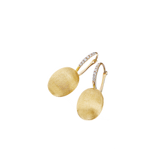 A imagem mostra um par de brincos de ouro e diamantes. Os brincos apresentam um design de alavanca com uma pequena argola incrustada com vários diamantes pequenos e redondos, levando a um pingente oval de ouro com um acabamento texturizado e escovado. 