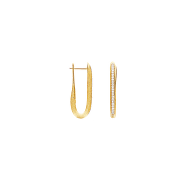 Um par de elegantes brincos de ouro, apresentando um design em forma de lágrima com uma superfície texturizada. Os brincos são embelezados com uma fileira de pequenos diamantes de corte redondo que adicionam brilho à peça. O brinco esquerdo é mostrado em vista de perfil, exibindo o mecanismo de fecho, enquanto o brinco direito é exibido frontalmente, mostrando a fachada totalmente cravejada de diamantes.