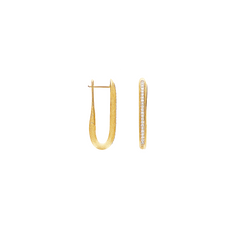 Um par de elegantes brincos de ouro, apresentando um design em forma de lágrima com uma superfície texturizada. Os brincos são embelezados com uma fileira de pequenos diamantes de corte redondo que adicionam brilho à peça. O brinco esquerdo é mostrado em vista de perfil, exibindo o mecanismo de fecho, enquanto o brinco direito é exibido frontalmente, mostrando a fachada totalmente cravejada de diamantes.