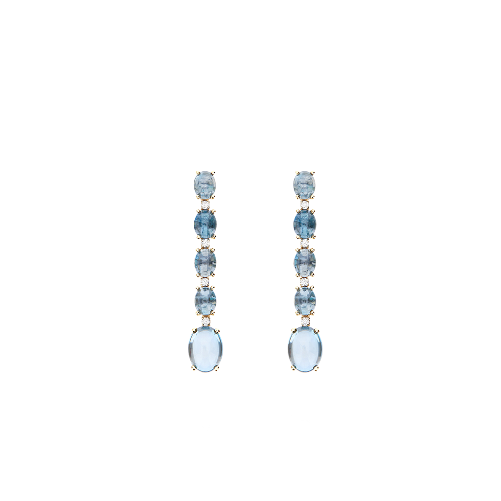 Um par de brincos de ouro elegantes apresentando um design de queda linear. Cada brinco é adornado com vários diamantes de corte redondo e pedras de topázio azul fixadas em uma configuração de garras, culminando em um topázio azul oval no final. O contraste entre os diamantes claros cintilantes e o tom azul sereno do topázio cria um apelo visual impressionante, adequado para ocasiões formais.