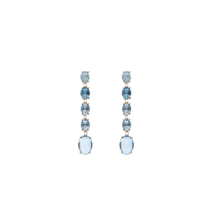Um par de brincos de ouro elegantes apresentando um design de queda linear. Cada brinco é adornado com vários diamantes de corte redondo e pedras de topázio azul fixadas em uma configuração de garras, culminando em um topázio azul oval no final. O contraste entre os diamantes claros cintilantes e o tom azul sereno do topázio cria um apelo visual impressionante, adequado para ocasiões formais.