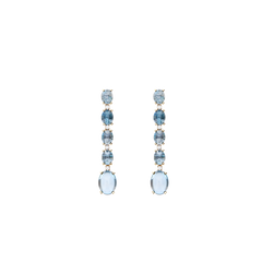 Um par de brincos de ouro elegantes apresentando um design de queda linear. Cada brinco é adornado com vários diamantes de corte redondo e pedras de topázio azul fixadas em uma configuração de garras, culminando em um topázio azul oval no final. O contraste entre os diamantes claros cintilantes e o tom azul sereno do topázio cria um apelo visual impressionante, adequado para ocasiões formais.
