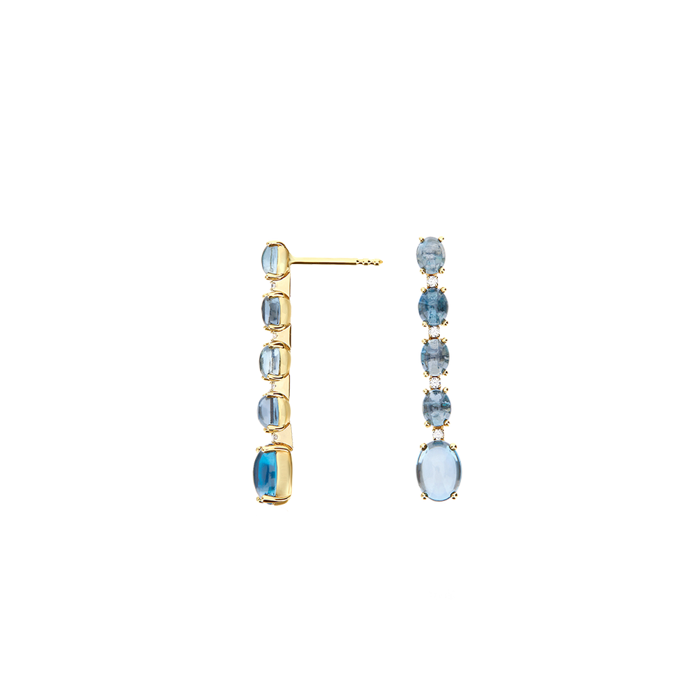 Um par de brincos de ouro elegantes apresentando um design de queda linear. Cada brinco é adornado com vários diamantes de corte redondo e pedras de topázio azul, dispostos em ordem decrescente de tamanho, culminando em um topázio azul oval maior na parte inferior. A combinação de diamantes cintilantes e o tom azul frio do topázio cria um acessório luxuoso e sofisticado.