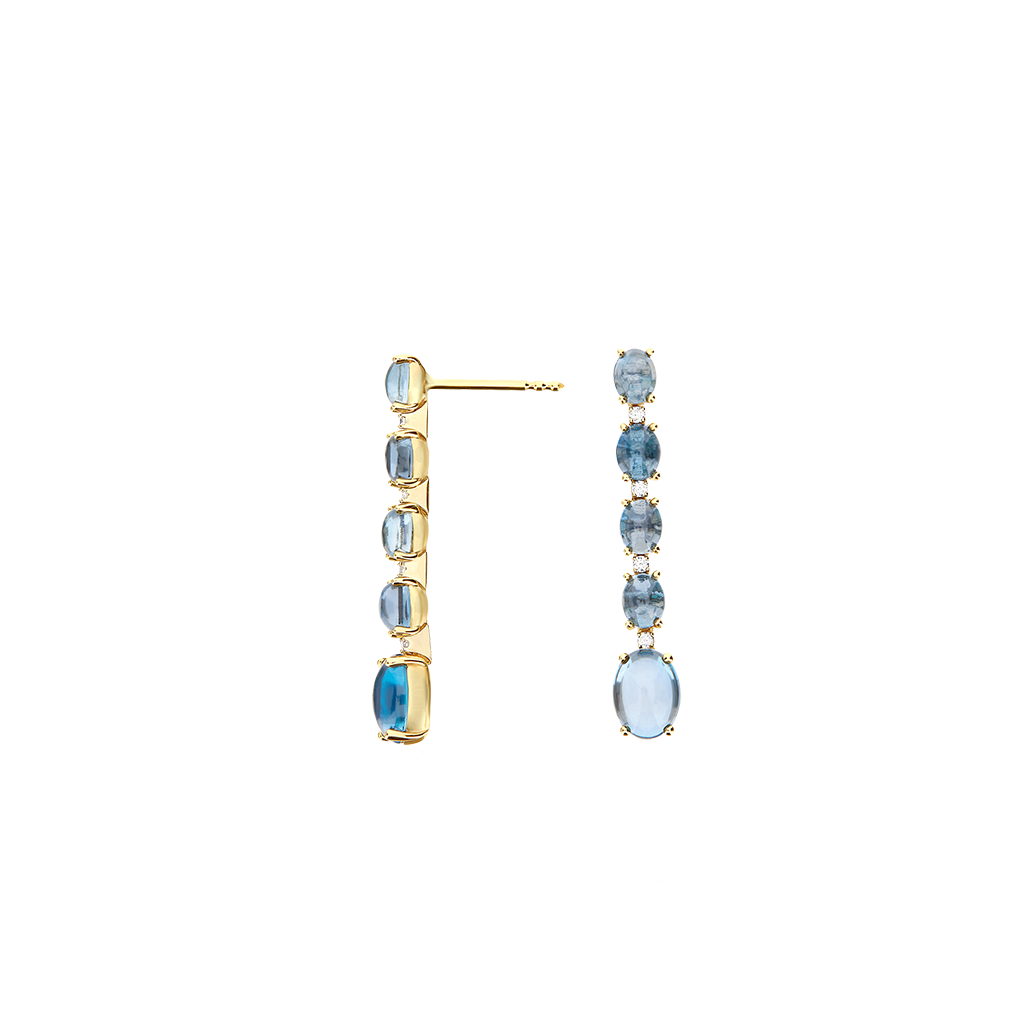 Um par de brincos de ouro elegantes apresentando um design de queda linear. Cada brinco é adornado com vários diamantes de corte redondo e pedras de topázio azul, dispostos em ordem decrescente de tamanho, culminando em um topázio azul oval maior na parte inferior. A combinação de diamantes cintilantes e o tom azul frio do topázio cria um acessório luxuoso e sofisticado.