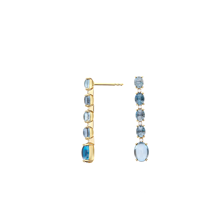 Um par de brincos de ouro elegantes apresentando um design de queda linear. Cada brinco é adornado com vários diamantes de corte redondo e pedras de topázio azul, dispostos em ordem decrescente de tamanho, culminando em um topázio azul oval maior na parte inferior. A combinação de diamantes cintilantes e o tom azul frio do topázio cria um acessório luxuoso e sofisticado.