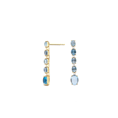 Um par de brincos de ouro elegantes apresentando um design de queda linear. Cada brinco é adornado com vários diamantes de corte redondo e pedras de topázio azul, dispostos em ordem decrescente de tamanho, culminando em um topázio azul oval maior na parte inferior. A combinação de diamantes cintilantes e o tom azul frio do topázio cria um acessório luxuoso e sofisticado.