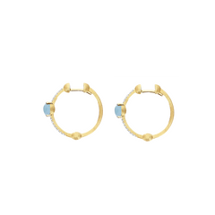 Um par de brincos de argola elegantes feitos de ouro, cada um apresentando uma única pedra preciosa de aquamarine leitosa fixada na parte inferior e acentuada com pequenos diamantes ao longo do lado frontal. A aquamarine tem um tom azul suave e translúcido que proporciona um contraste delicado com o brilho brilhante do ouro e o brilho dos diamantes. Os brincos são projetados com um acabamento suave e têm uma aparência sofisticada, mas simples, que os torna versáteis para várias ocasiões.