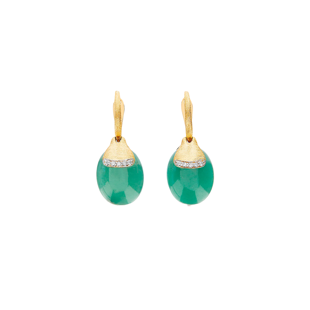 Um par de brincos elegantes apresentando uma pedra de aventurina verde em formato de gota, cada um coberto com uma faixa de diamantes cintilantes em um design curvo, e presos a ganchos de ouro com uma textura torcida. O tom verde vibrante da aventurina contrasta lindamente com o brilho dos diamantes e o brilho quente do ouro, criando um acessório luxuoso e sofisticado.