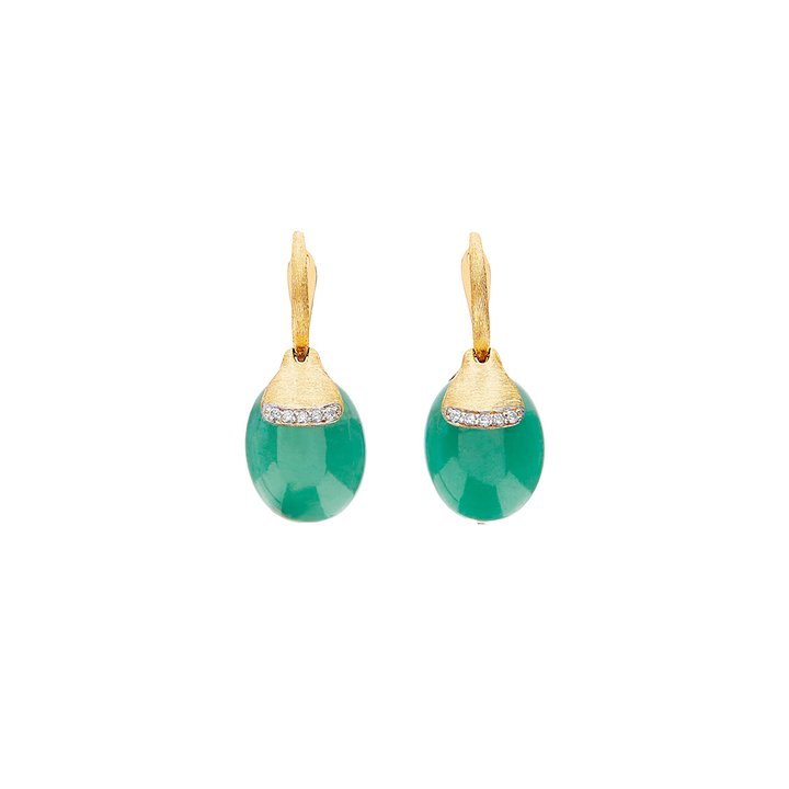 Um par de brincos elegantes apresentando uma pedra de aventurina verde em formato de gota, cada um coberto com uma faixa de diamantes cintilantes em um design curvo, e presos a ganchos de ouro com uma textura torcida. O tom verde vibrante da aventurina contrasta lindamente com o brilho dos diamantes e o brilho quente do ouro, criando um acessório luxuoso e sofisticado.