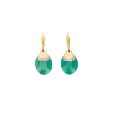 Um par de brincos elegantes apresentando uma pedra de aventurina verde em formato de gota, cada um coberto com uma faixa de diamantes cintilantes em um design curvo, e presos a ganchos de ouro com uma textura torcida. O tom verde vibrante da aventurina contrasta lindamente com o brilho dos diamantes e o brilho quente do ouro, criando um acessório luxuoso e sofisticado.