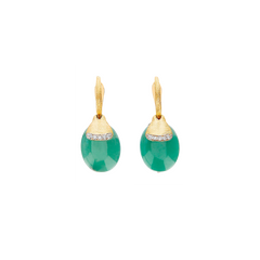 Um par de brincos elegantes apresentando uma pedra de aventurina verde em formato de gota, cada um coberto com uma faixa de diamantes cintilantes em um design curvo, e presos a ganchos de ouro com uma textura torcida. O tom verde vibrante da aventurina contrasta lindamente com o brilho dos diamantes e o brilho quente do ouro, criando um acessório luxuoso e sofisticado.