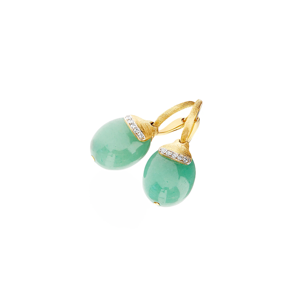Um par de brincos elegantes apresentando uma pedra de aventurina verde polida, cada um coberto com uma configuração de ouro que tem uma pequena faixa de diamantes circundando o topo. Os brincos têm formato de gota e estão presos a ganchos de ouro, sugerindo que são projetados para balançar dos lóbulos das orelhas. O fundo é branco puro, destacando as cores e o brilho da joia.