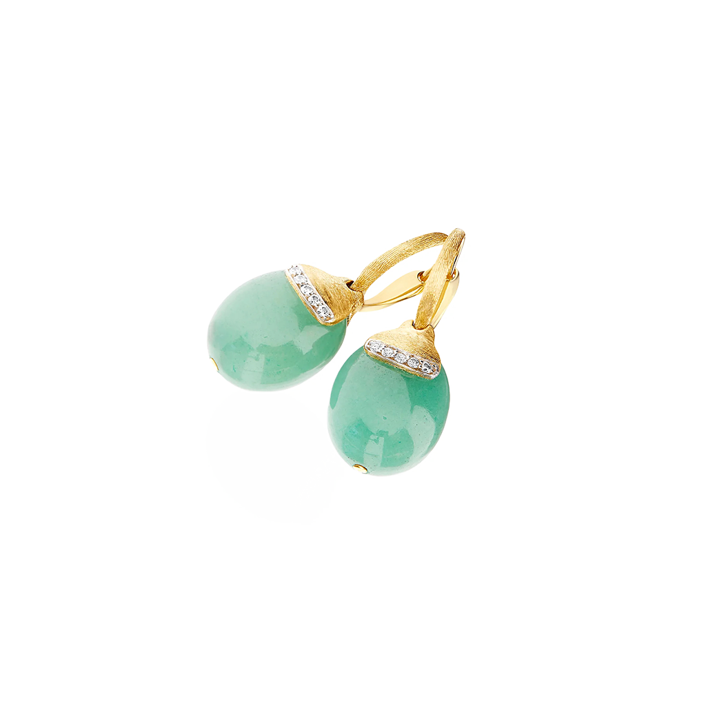Um par de brincos elegantes apresentando uma pedra de aventurina verde polida, cada um coberto com uma configuração de ouro que tem uma pequena faixa de diamantes circundando o topo. Os brincos têm formato de gota e estão presos a ganchos de ouro, sugerindo que são projetados para balançar dos lóbulos das orelhas. O fundo é branco puro, destacando as cores e o brilho da joia.