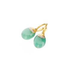 Um par de brincos elegantes apresentando uma pedra de aventurina verde polida, cada um coberto com uma configuração de ouro que tem uma pequena faixa de diamantes circundando o topo. Os brincos têm formato de gota e estão presos a ganchos de ouro, sugerindo que são projetados para balançar dos lóbulos das orelhas. O fundo é branco puro, destacando as cores e o brilho da joia.