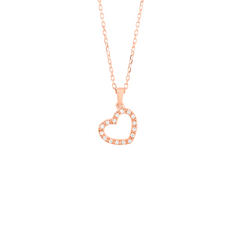 Imagem de um colar com uma corrente de ouro rosé e um pingente em forma de coração aberto. O pingente de coração é adornado com vários pequenos diamantes de corte redondo ao longo de seu contorno, dando-lhe uma aparência cintilante. O fundo é branco simples, o que acentua a cor e o brilho da joia. 