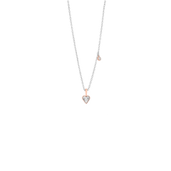 colar delicado com uma corrente fina que parece ser de prata ou ouro branco. No centro do colar pende um pequeno pingente em forma de coração feito de um material de ouro rosé. O pingente de coração apresenta um diamante central ou uma pedra preciosa transparente de corte semelhante, que é fixada de tal maneira que capta e reflete a luz, sugerindo um trabalho de qualidade.