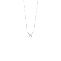 Imagem de um colar de ouro delicado com um pingente de diamante único. A corrente consiste em pequenos elos igualmente espaçados que refletem a luz, sugerindo um acabamento de alto polimento. No centro, pende um diamante