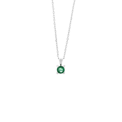 Um colar de ouro delicado com um pingente de esmeralda redonda e vívida. A esmeralda está fixada em uma configuração simples de bisel de ouro, que destaca a rica cor e brilho da pedra. O colar tem uma corrente fina e ligada que complementa a simplicidade e elegância do pingente. O fundo é branco puro, enfatizando o design e a cor da joia.