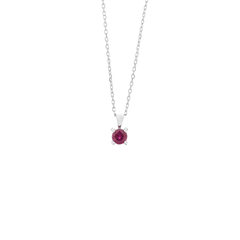 Um colar de ouro delicado com um design de corrente simples, apresentando um único pingente de rubi proeminente com um corte redondo, fixado em uma configuração de ouro minimalista que permite que a pedra preciosa seja o ponto focal. O fundo é branco puro, enfatizando a elegância e simplicidade da joia.
