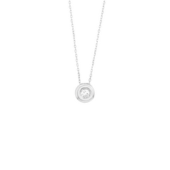 Imagem de um colar delicado com um pingente. A corrente do colar parece ser feita de um material metálico brilhante, provavelmente ouro, e apresenta pequenos elos igualmente espaçados que sugerem um design refinado e elegante. No centro da corrente, pendura um pingente circular com múltiplos círculos concêntricos. O círculo mais interno parece conter uma pedra clara e facetada, que poderia ser um diamante, dada a sua proeminência e a forma como é destacada na configuração. 
