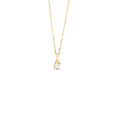 Imagem de um colar de ouro com um pingente que apresenta um único diamante proeminente. A corrente tem elos em forma de oval e a configuração para o diamante também é de ouro, o que complementa a elegância geral da peça. 