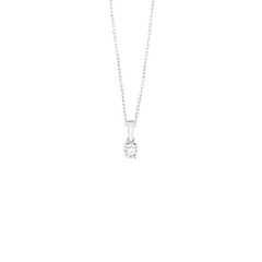 Imagem de um colar de ouro delicado com um pingente de diamante único. A corrente é fina e parece ser feita de metal de alta qualidade, provavelmente ouro, com um acabamento polido que lhe dá um brilho sutil. O diamante no centro é de corte redondo, fixado em uma montagem simples, mas elegante, que permite que a pedra seja o ponto focal. O fundo é branco simples, enfatizando a simplicidade e elegância da peça de joalheria