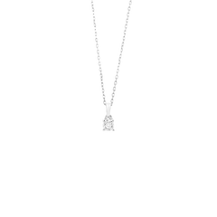 Imagem de um colar de ouro delicado com uma corrente fina, apresentando um único pingente de diamante proeminente em uma configuração de garra clássica que permite que a pedra preciosa capte luz de vários ângulos, realçando seu brilho e cintilação. O fundo é branco simples, enfatizando a elegância e simplicidade da joia.