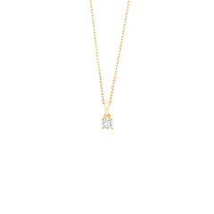 Imagem de um colar de ouro delicado com um pingente de diamante único e proeminente. O diamante é cortado em uma forma redonda clássica e fixado em uma montagem simples, mas elegante, que permite que a pedra preciosa seja o ponto focal. A corrente tem elos pequenos e igualmente espaçados que refletem a luz, adicionando ao brilho geral da peça de joalheria. 