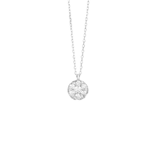 Um colar de ouro com um pendente que apresenta 13 diamantes. O pendente tem um grande diamante central rodeado por um halo de 12 diamantes menores, criando um efeito brilhante. A corrente é delicada e parece ser feita de elos finos de ouro, complementando o design elegante do pendente