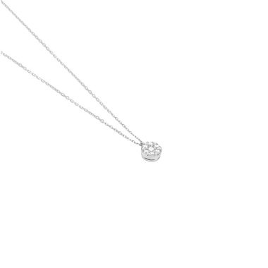 Um delicado colar de ouro com um pendente que apresenta 13 diamantes brilhantes dispostos em um padrão circular, sobre um fundo branco simples. A simplicidade do cenário destaca o brilho dos diamantes e a elegância do design.