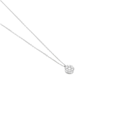 Um delicado colar de ouro com um pendente que apresenta 13 diamantes brilhantes dispostos em um padrão circular, sobre um fundo branco simples. A simplicidade do cenário destaca o brilho dos diamantes e a elegância do design.