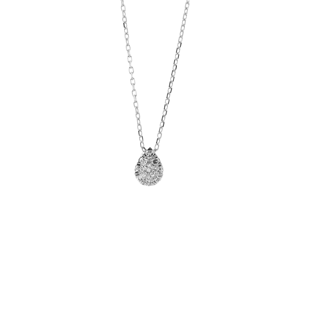 Um delicado colar de ouro com um pendente que apresenta um grande diamante central rodeado por diamantes menores. A corrente é de elos finos, e o design geral é elegante e luxuoso, sugerindo um item de alto valor e artesanato.